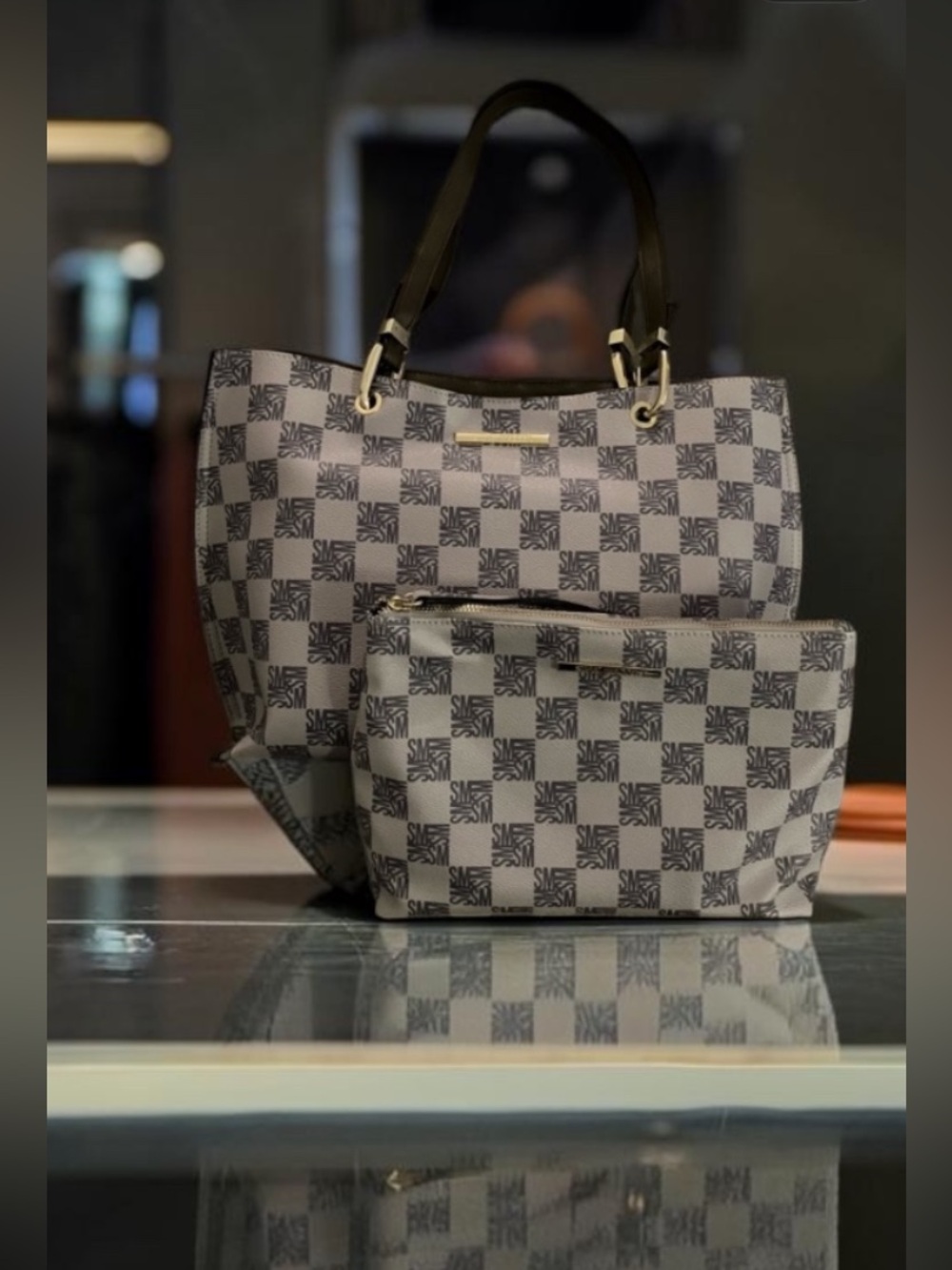 USED ONCE! LIKE BRAND NEW! STEVE MADDEN BLIVIA TOTE BAG WITH MATCHING WRISTLET